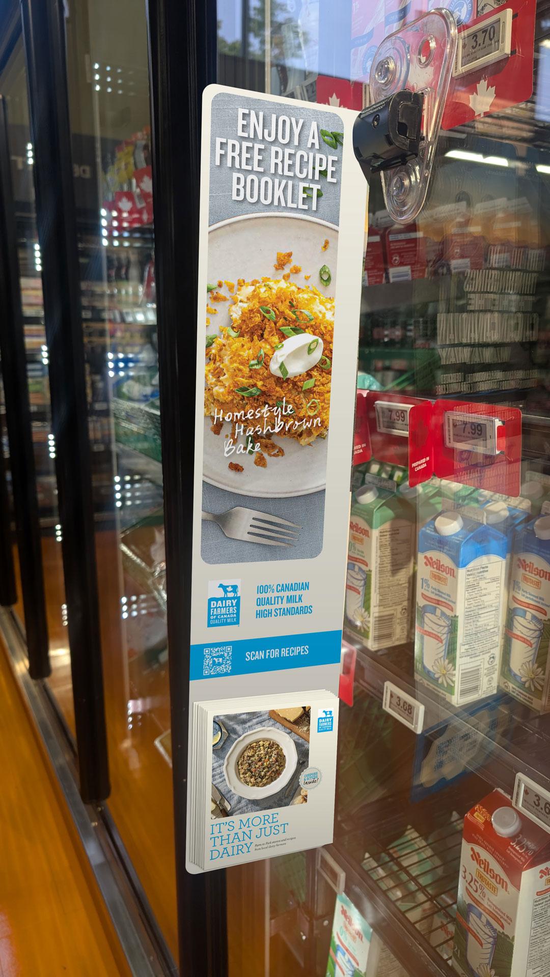 Un présentoir de produits laitiers dans un magasin avec un panneau offrant un livret de recettes gratuit pour une cuisson de pommes de terre râpées maison.