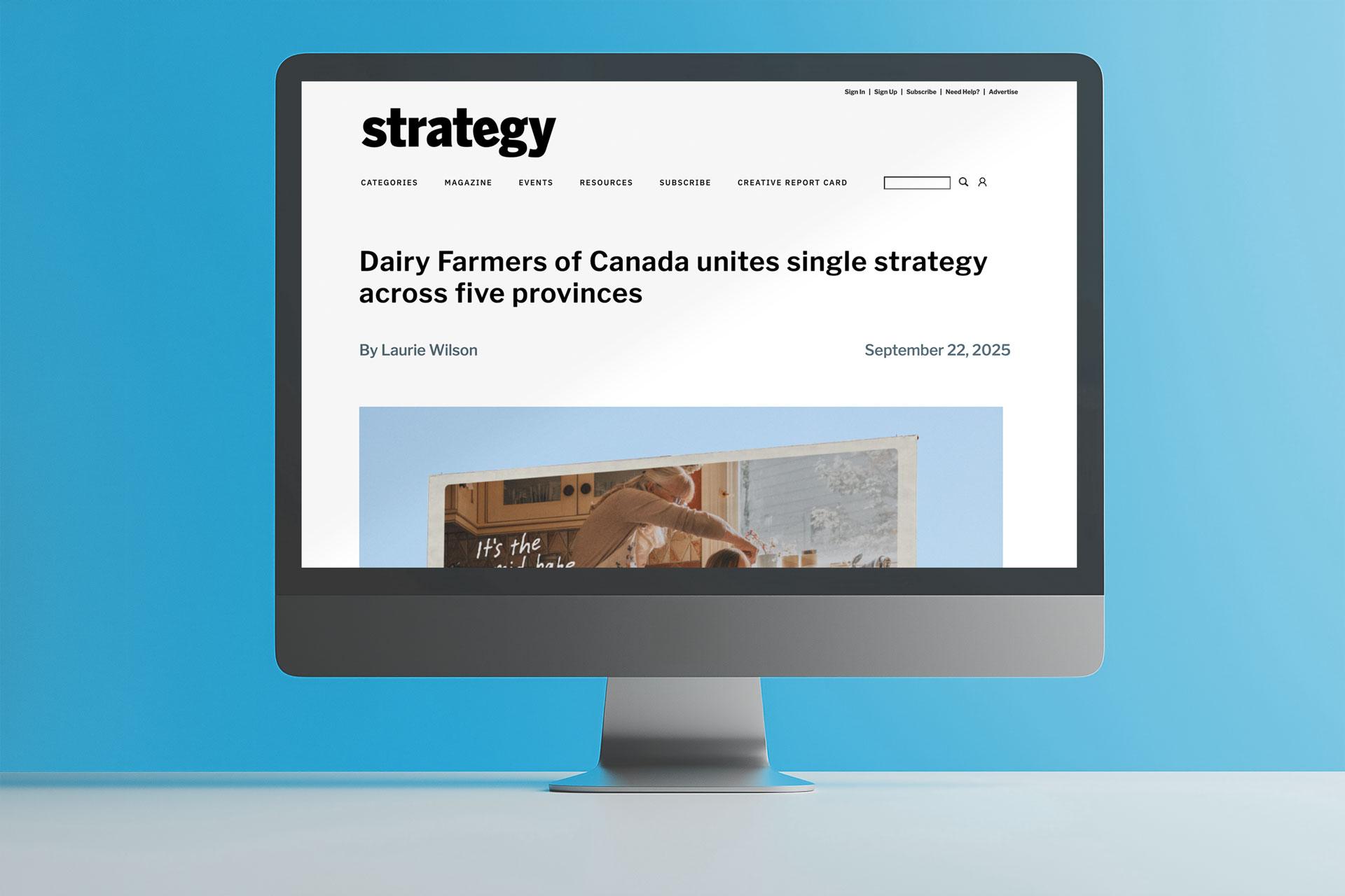 Un écran d'ordinateur affichant un article intitulé "Les Producteurs laitiers du Canada unifient une stratégie unique dans cinq provinces" sur un fond bleu clair.