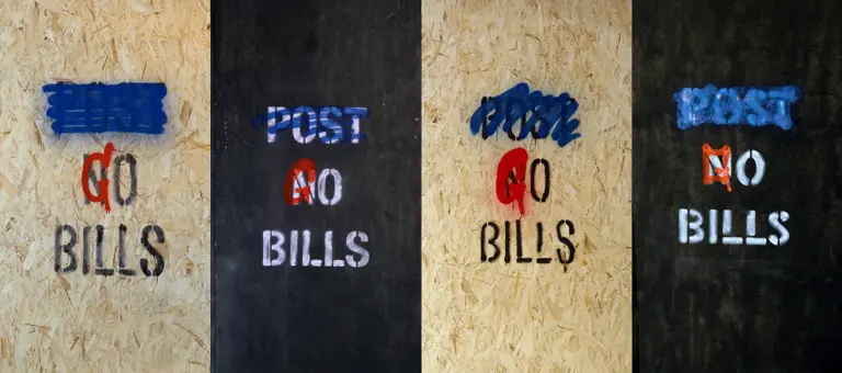 Quatre panneaux avec des graffitis "GO BILLS", chacun avec des designs et couleurs de texte variés.