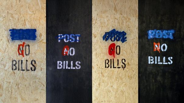 Quatre panneaux avec des graffitis "GO BILLS", chacun avec des designs et couleurs de texte variés.