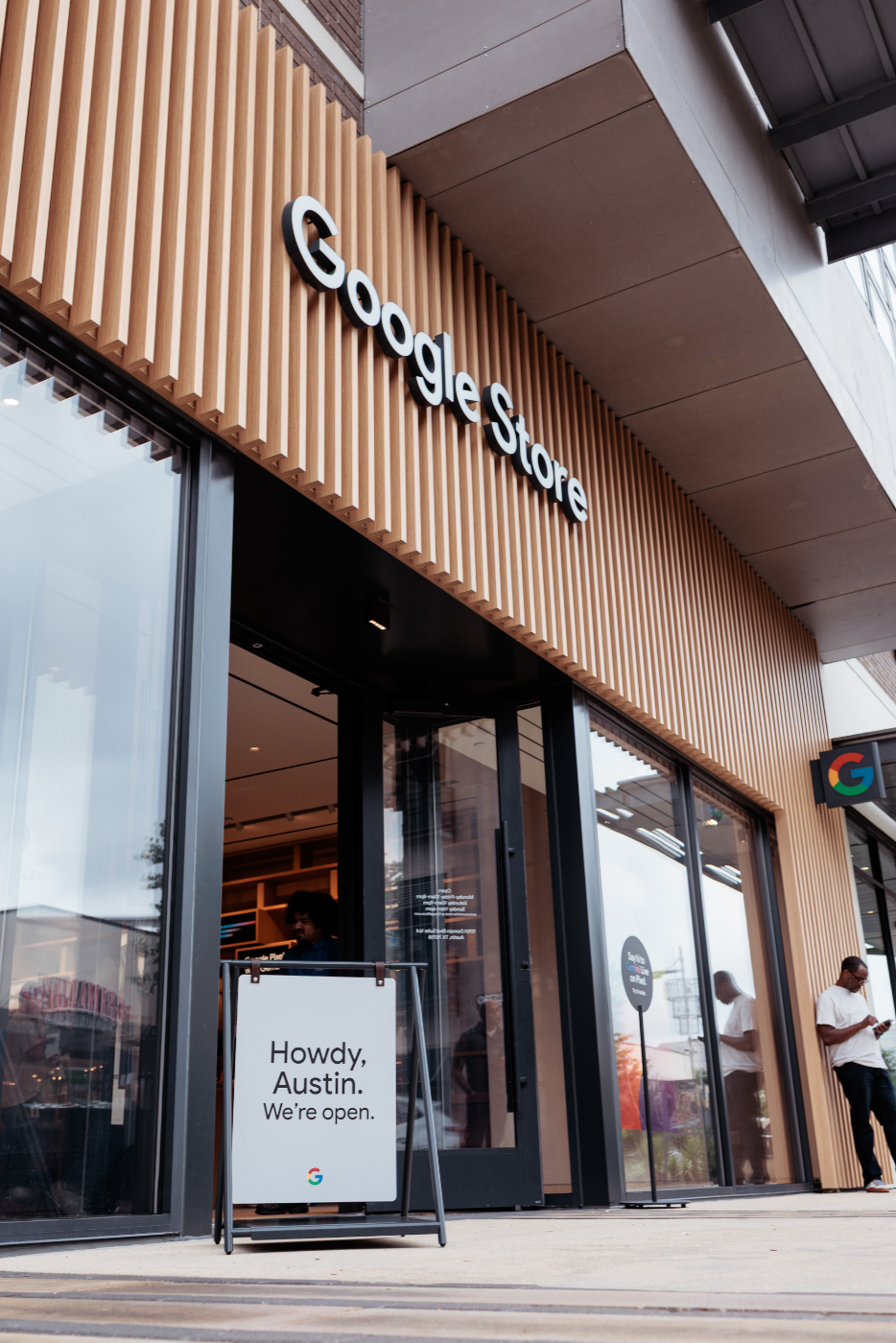 Extérieur d'un Google Store à Austin avec un panneau disant « Howdy, Austin. Nous sommes ouverts. »
