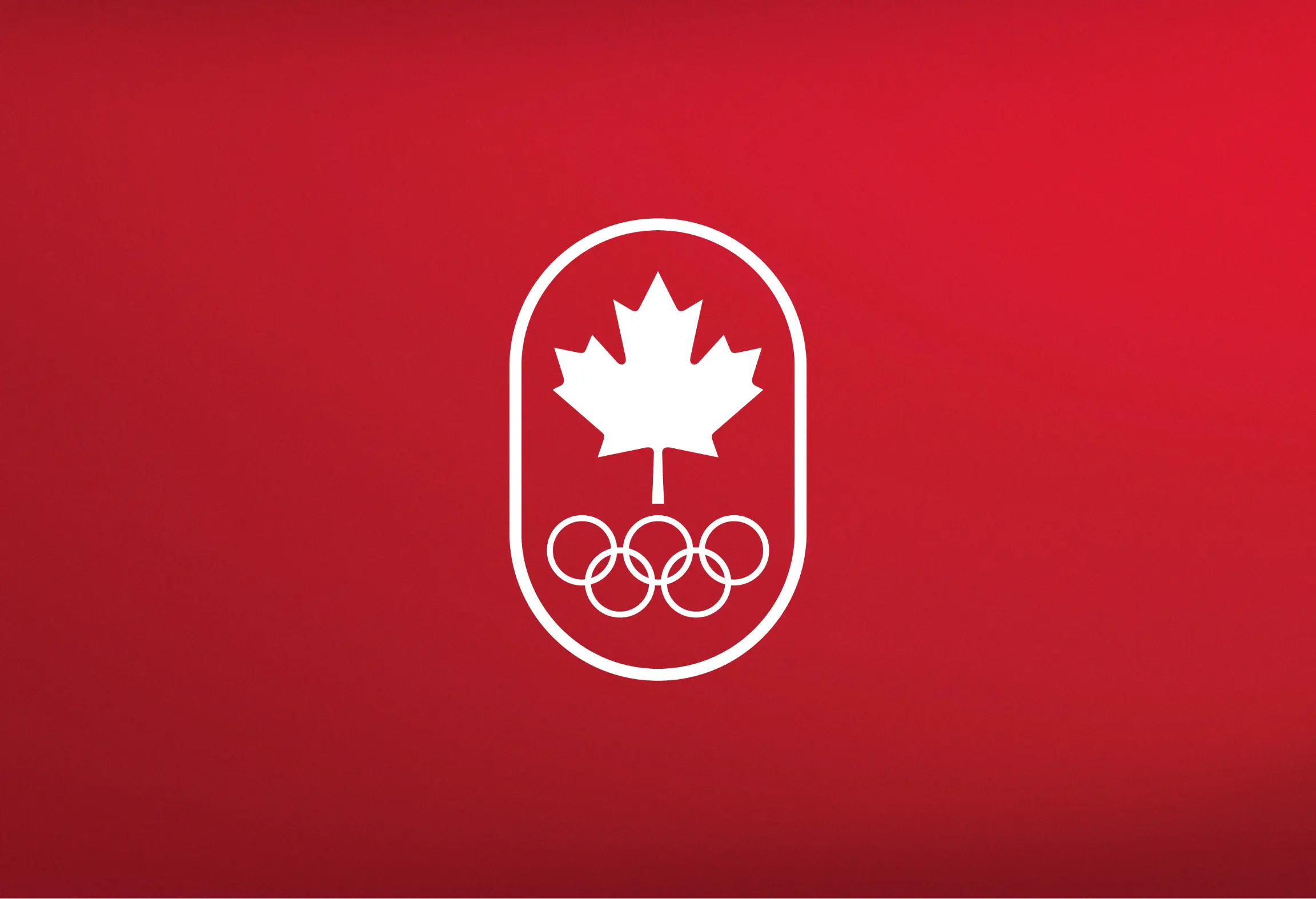 Un fond rouge présentant un emblème avec une feuille d'érable blanche au-dessus des anneaux olympiques.