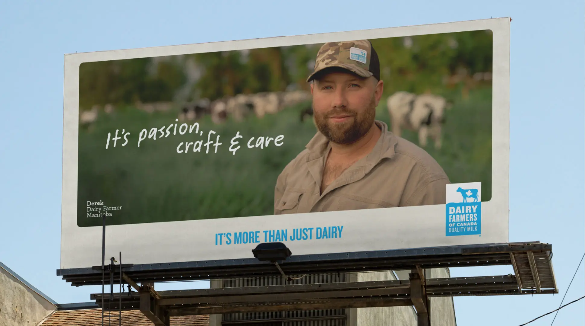 Un panneau d'affichage présentant un producteur laitier avec le texte "C'est passion, savoir-faire et soin" et un logo des Producteurs laitiers du Canada.