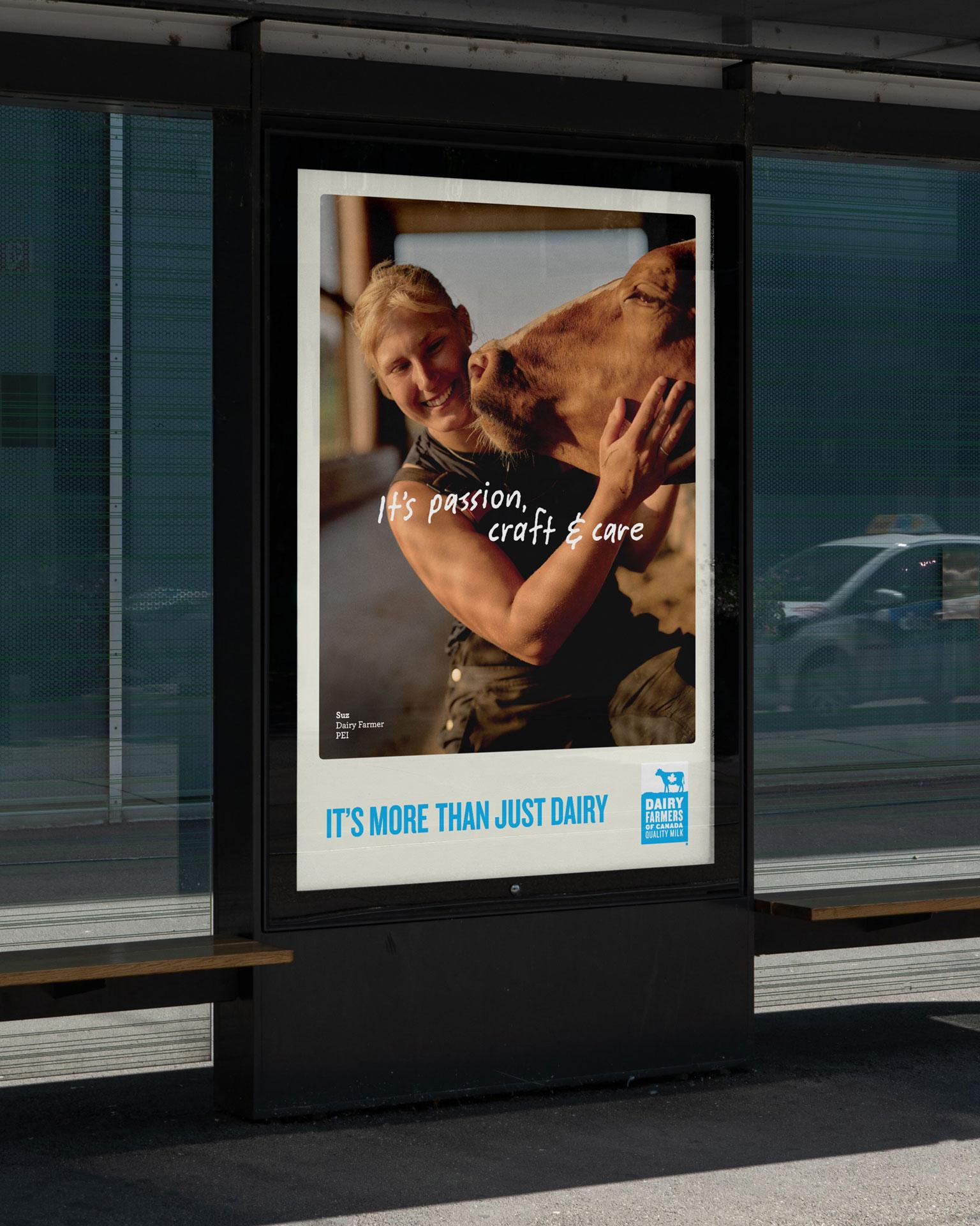 Une personne souriante embrasse une vache dans une affiche à un arrêt d'autobus, avec un texte disant "C'est passion, savoir-faire et soin" et "C'est plus que du lait."