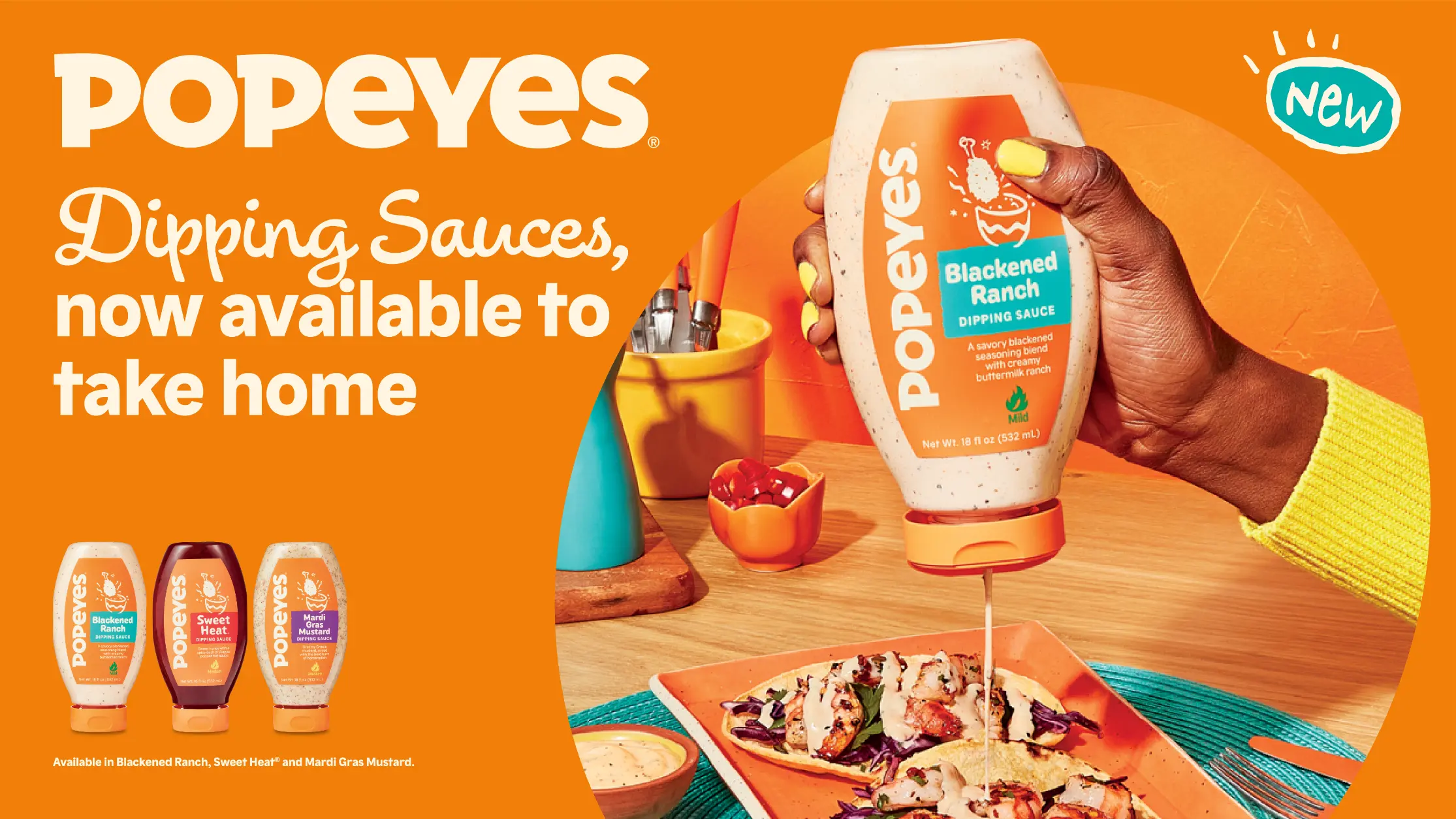 Une main tient une bouteille de sauce trempette Popeyes Blackened Ranch au-dessus d'une assiette de nourriture, avec un texte annonçant que les sauces sont maintenant disponibles à emporter.