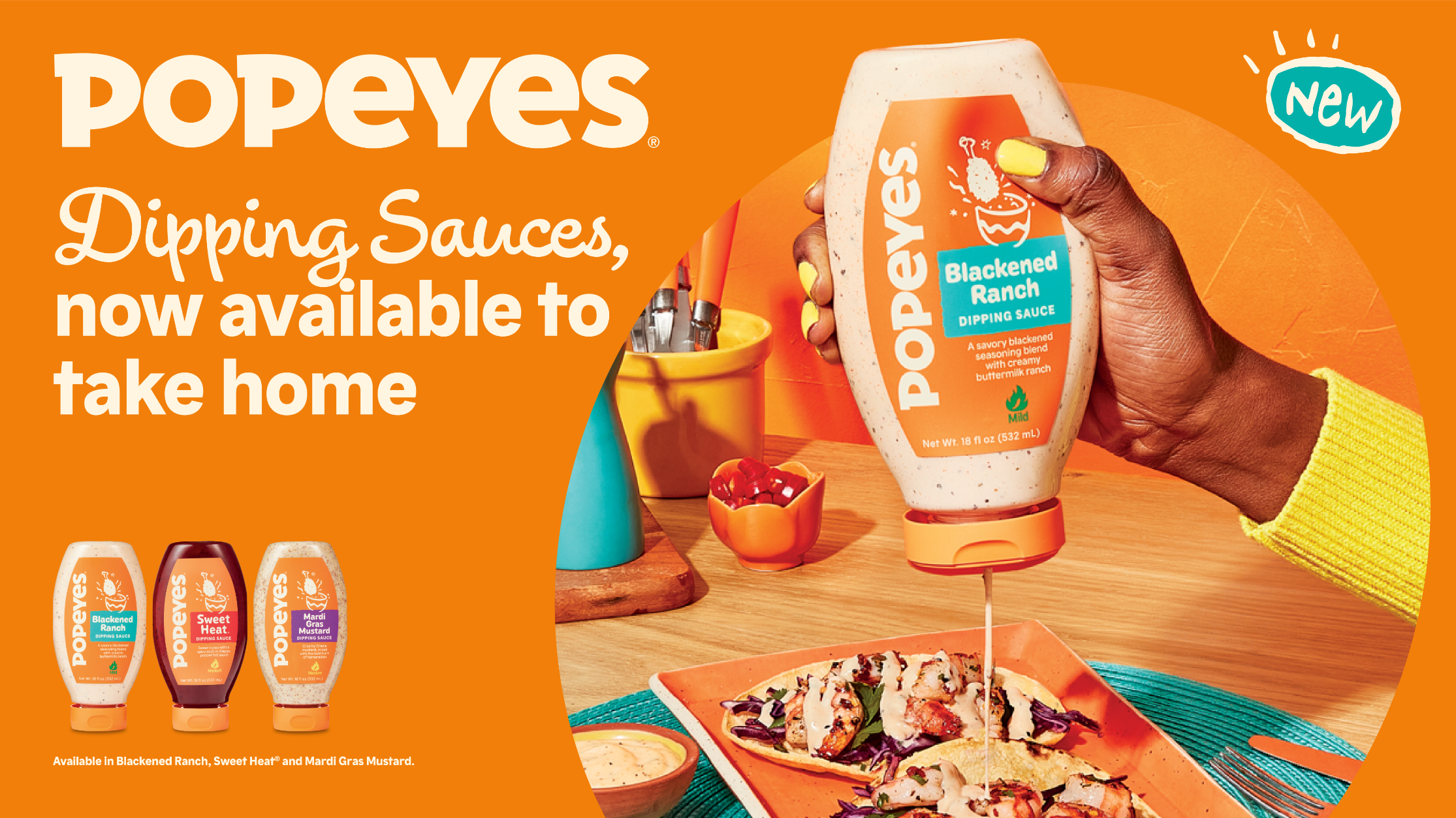 Une main tient une bouteille de sauce trempette Popeyes Blackened Ranch au-dessus d'une assiette de nourriture, avec un texte annonçant que les sauces sont maintenant disponibles à emporter.