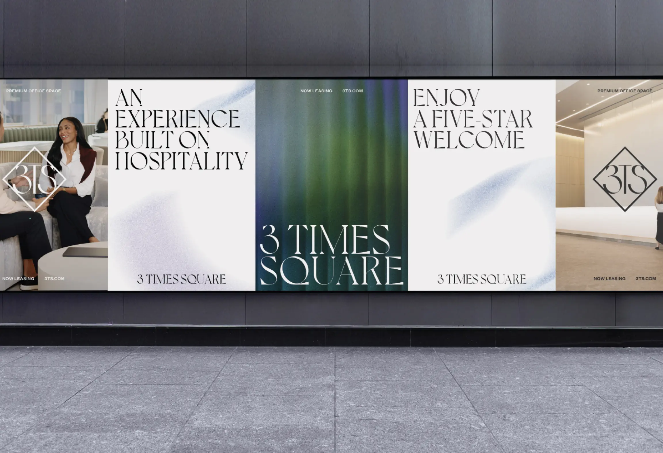 Affichage numérique à 3 Times Square faisant la promotion d'espaces de bureaux haut de gamme avec un thème d'hospitalité.