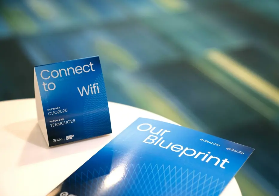 Un panneau Wi-Fi bleu et un dépliant intitulé "Our Blueprint" sont affichés sur une table.