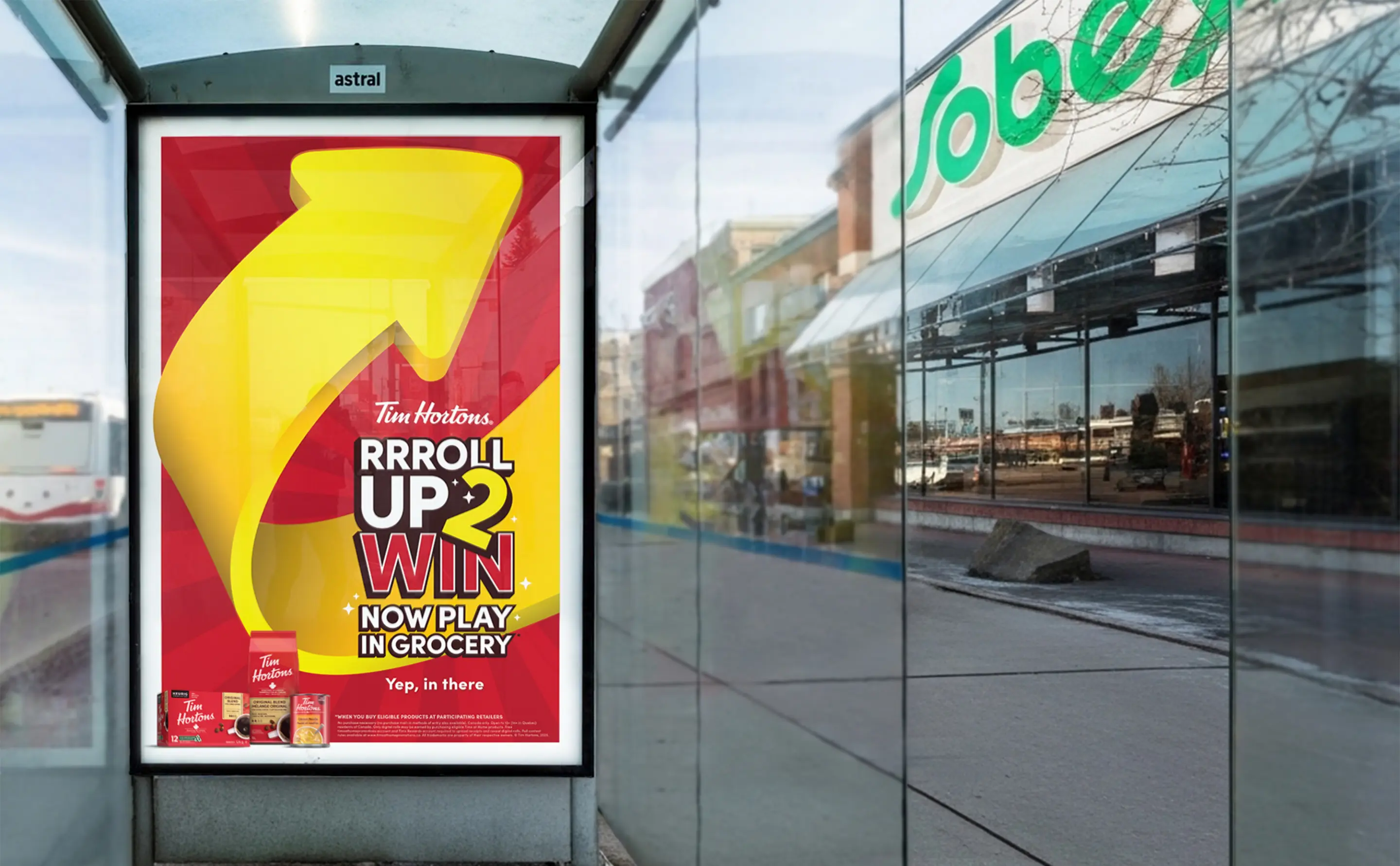L'image présente un graphique promotionnel rouge et jaune pour l'événement « Roll Up 2 Win » de Tim Hortons avec le texte « Maintenant jouer en épicerie » et « Oui, derrière vous. »