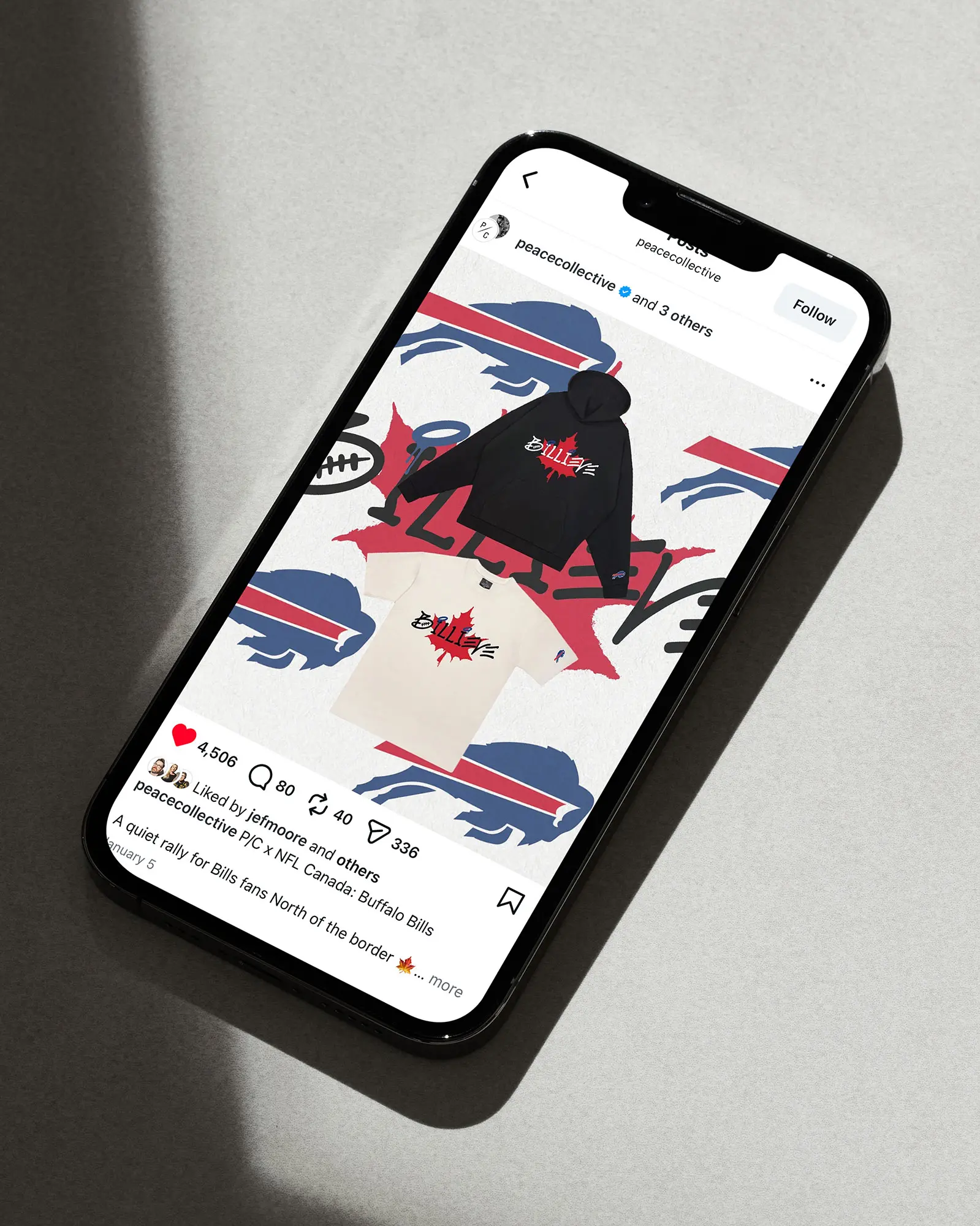 Un écran de smartphone affichant une publication Instagram avec deux chandails présentant un design lié aux Buffalo Bills.