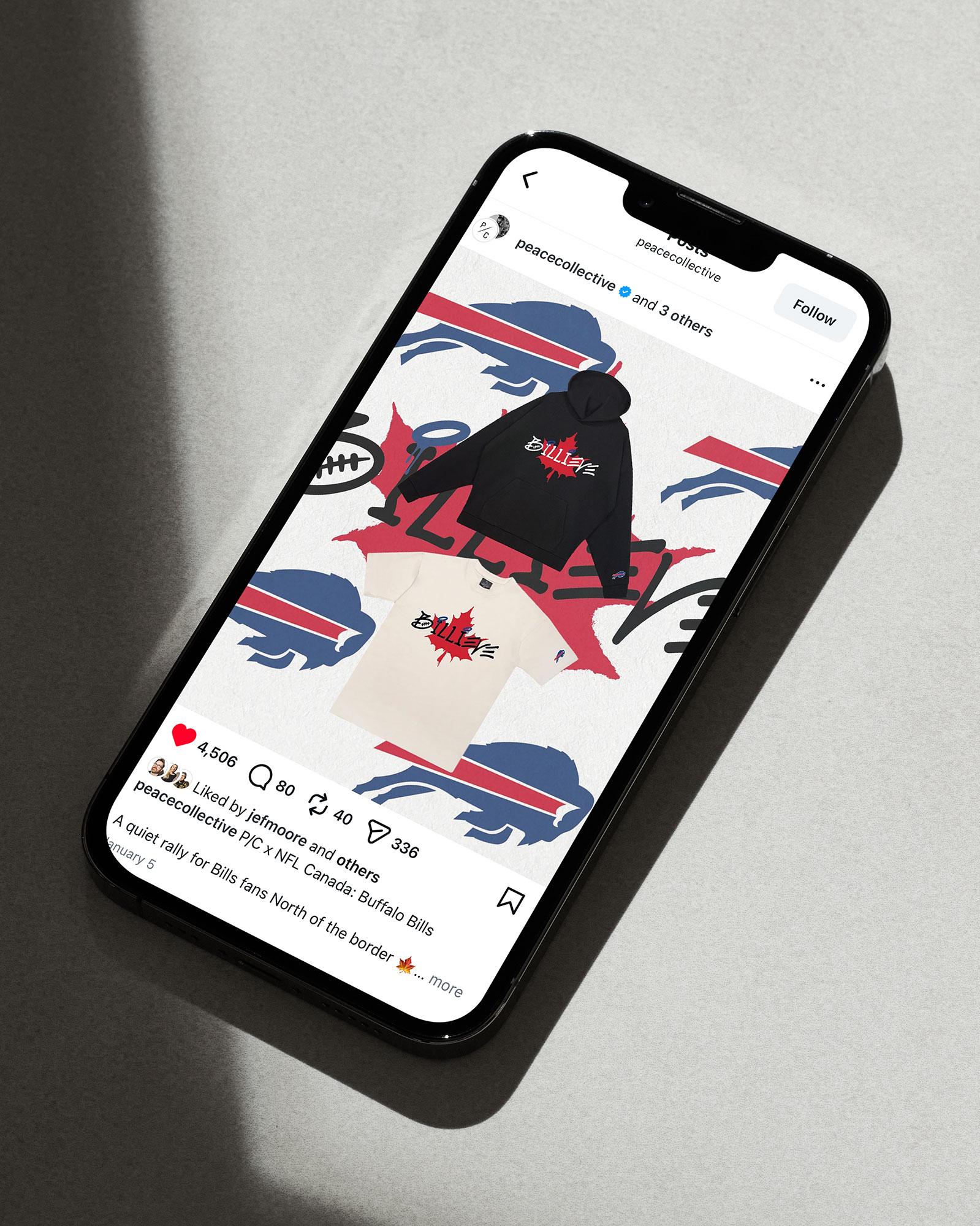 Un écran de smartphone affichant une publication Instagram avec deux chandails présentant un design lié aux Buffalo Bills.