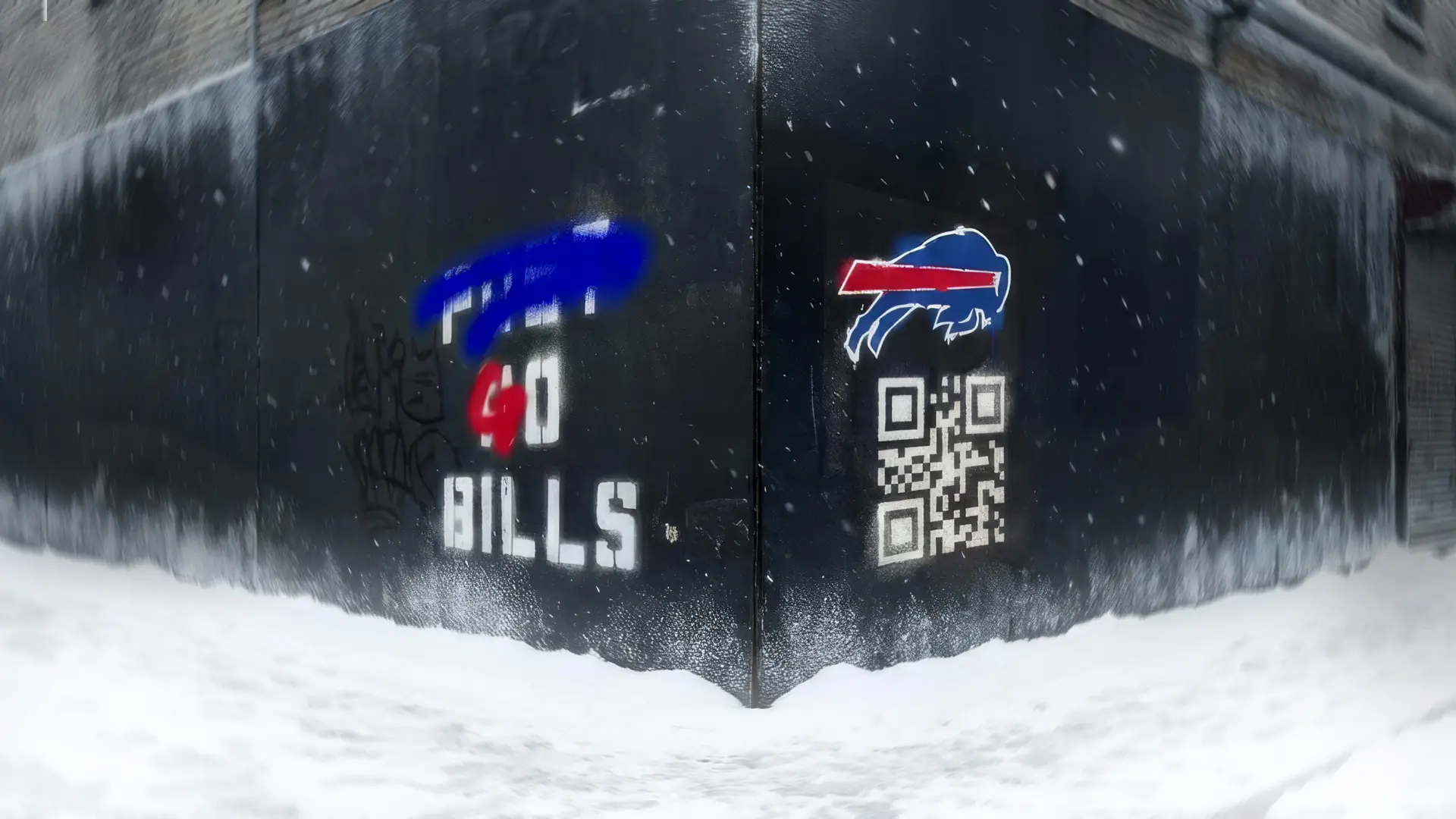 La neige recouvre le sol devant un mur noir avec des graffitis, un code QR et un logo d'équipe sportive.