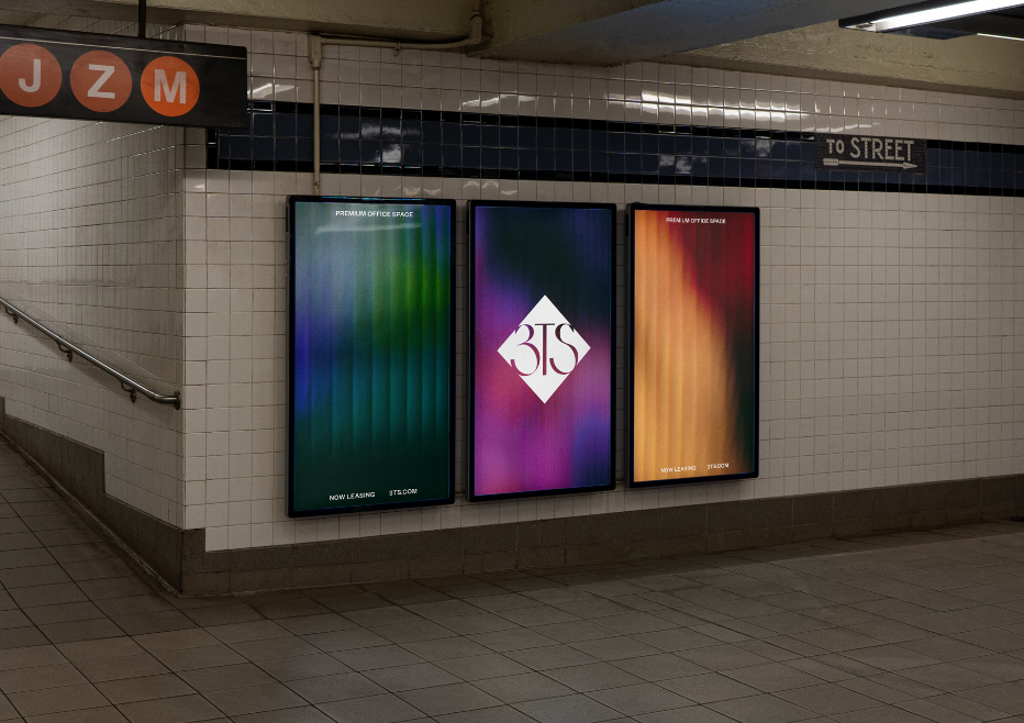 Trois affiches numériques colorées sur un mur de station de métro avec un logo en losange blanc au centre.