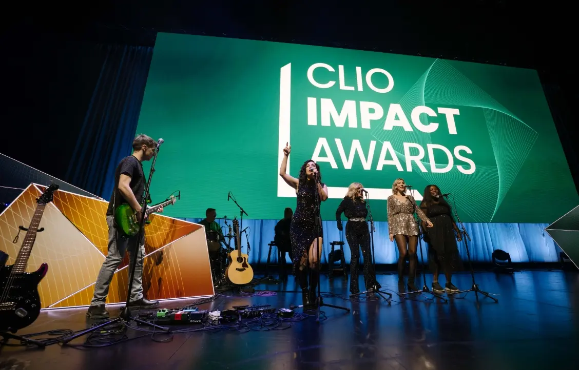 Un groupe de musiciens se produisant sur scène lors des Clio Impact Awards.