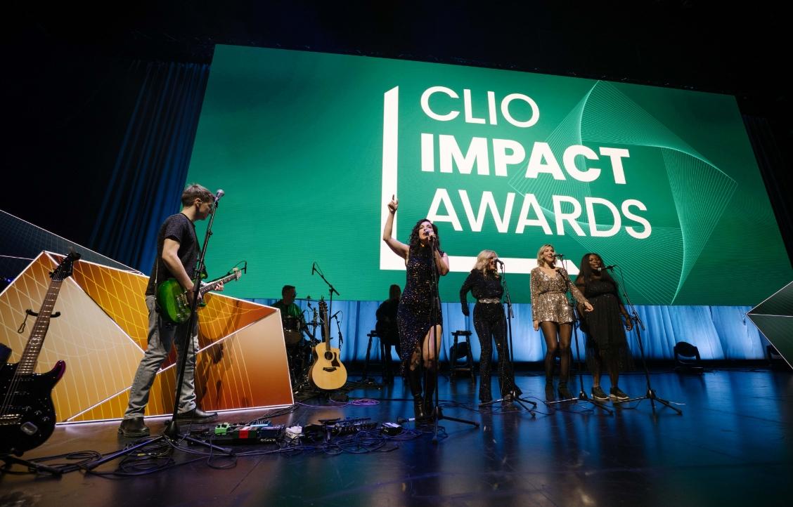 Un groupe de musiciens se produisant sur scène lors des Clio Impact Awards.