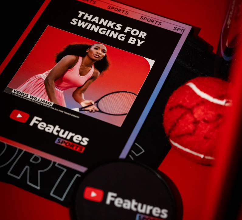 Une carte promotionnelle présentant un joueur de tennis avec une raquette de tennis et un message « Merci d'être passé » à côté d'une balle de tennis rouge et d'un bouton avec un logo.