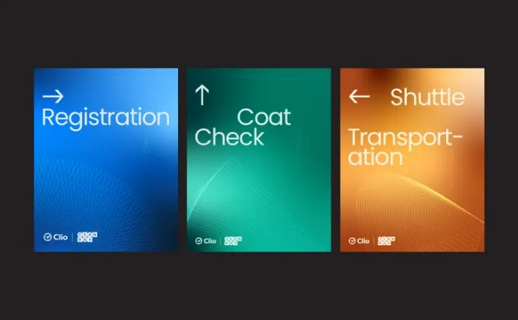 Trois panneaux colorés avec des flèches indiquent les directions pour l'inscription, le vestiaire et le transport en navette.