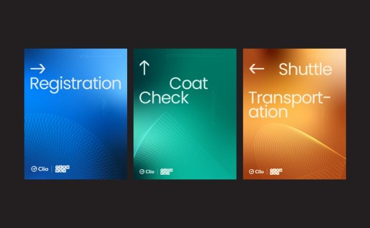 Trois panneaux colorés avec des flèches indiquent les directions pour l'inscription, le vestiaire et le transport en navette.