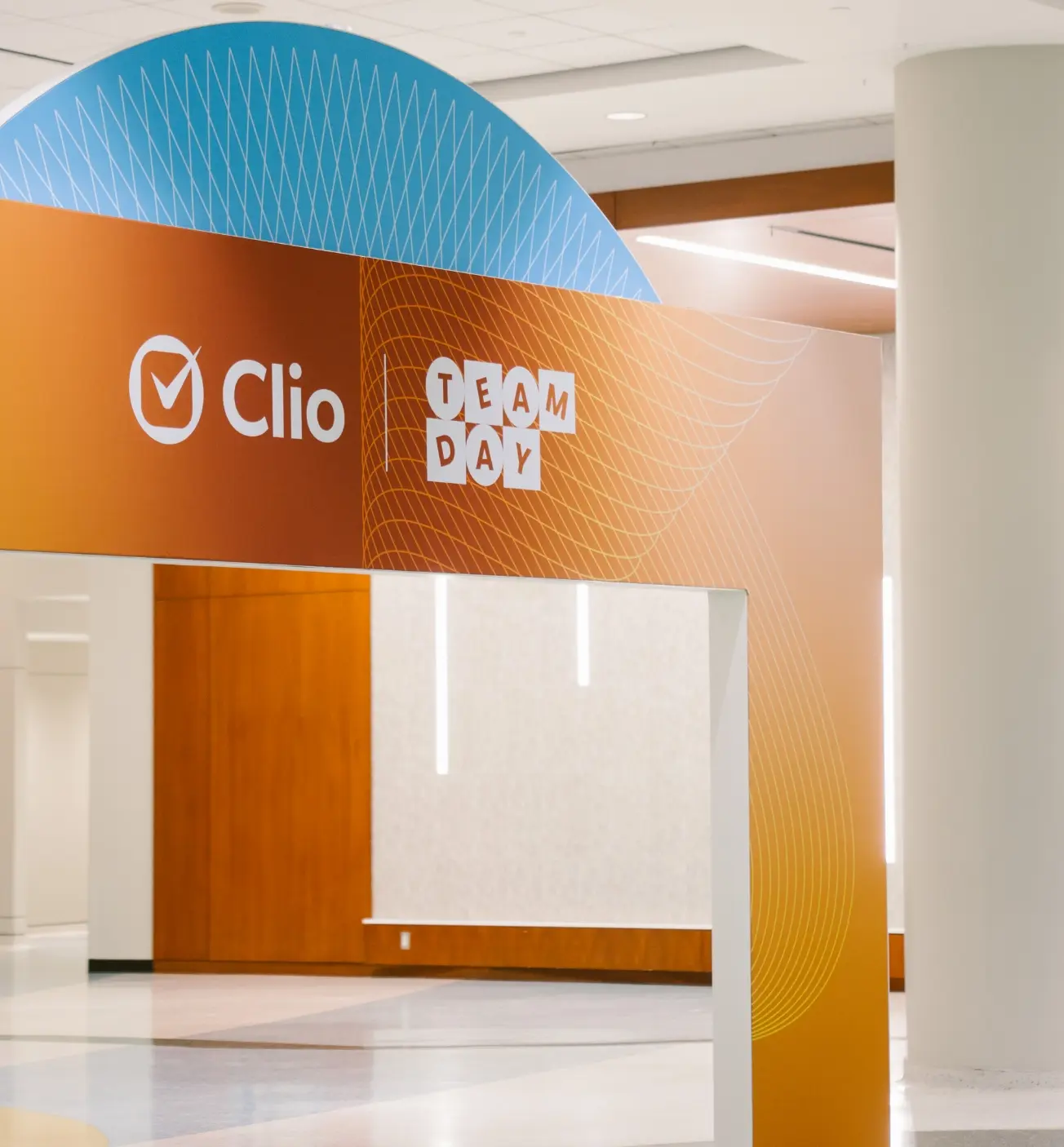 Une arche décorative avec les mots "Clio" et "Team Day" est affichée à l'intérieur.